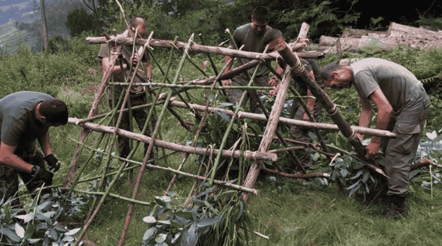 Técnicas de construção de abrigo de emergência com recursos naturais — Módulo 1 do curso de sobrevivência